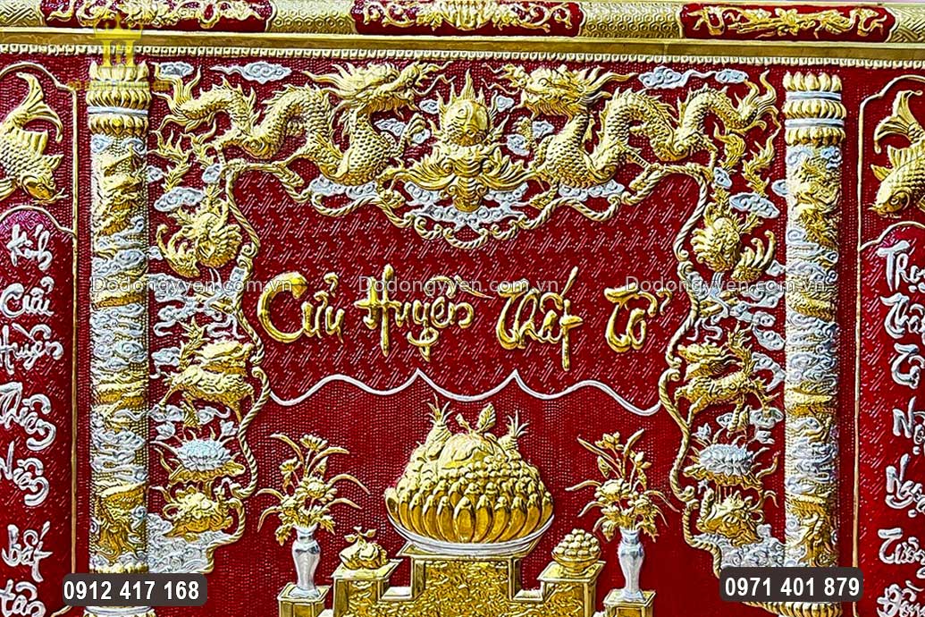 H&igrave;nh ảnh đ&ocirc;i rồng chầu nguyệt được chạm th&uacute;c nổi sắc n&eacute;t, sinh động
